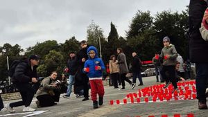 GALERIE FOTO Peste 100 de persoane au ținut un moment de reculegere la Iaşi pentru copiii morți la Spitalul ”Sfânta Maria” / ”Neam ucis de nosocomiale”, mesajul scris din candele la evenimentul organizat la inițiativa Declic și RESET