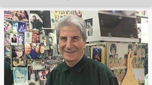 Valentino Gogu, un român de 72 de ani care fugit în anii 80 în America, a rămas fără job după închiderea emblematicului Astor Place Hair din New York, salonul de coafură și frizerie unde obișnuiau să se tundă Robert de Niro sau Andy Warhol