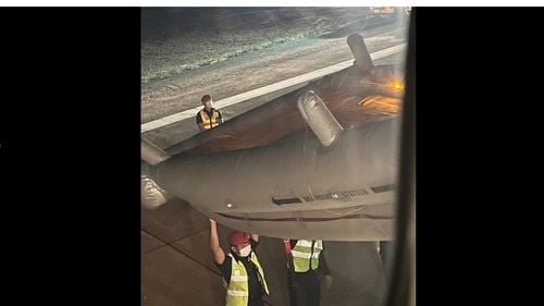 Un canadian a deschis uşa avionului şi a desfăşurat toboganul de evacuare chiar înainte de decolare/ Avea halucinații că ”vin oameni după el”