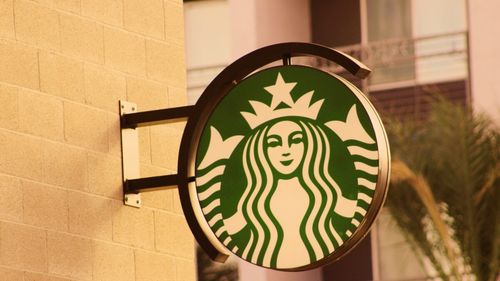 Starbucks a publicat o declarație în care clarifică politica companiei după ce un angajat a „refuzat” cererea unui client de a scrie numele lui Charlie Kirk pe paharul său.
