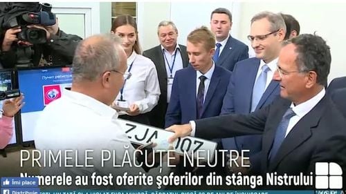 Primele plăcuțe de înmatriculare cu design neutru, înmânate cetățenilor din Tiraspol. Mașinile vor trebui să aibă sticker cu simbolul MD