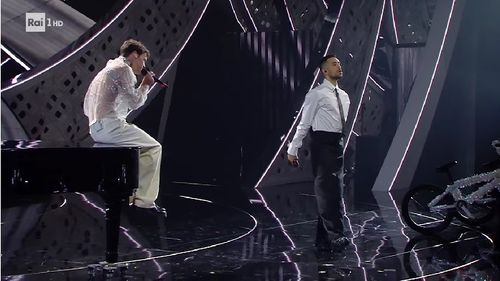 VIDEO Cântăreţii Mahmood & Blanco au câştigat Trofeul San Remo 2022 cu melodia „Brividi”