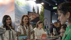 România la târgul de turism de la Milano, BIT 2023: Au fost prezenţi meşteri în arta încondeierii ouălor şi în ţesut şi confecţionat zgărdane şi brăţări