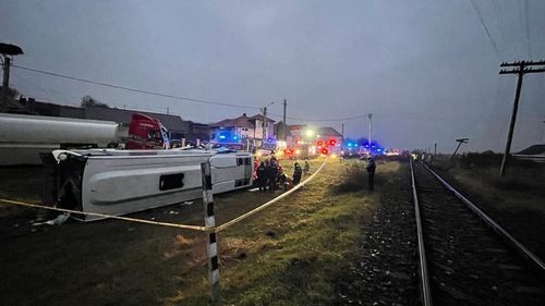 VIDEO Un mort și un rănit grav după ce un autocar s-a ciocnit cu o cisternă în localitatea Lechința din Bistrița