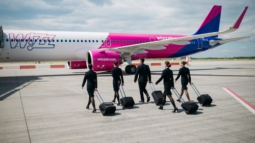 Companiile aeriene revin din criză. Wizz Air vrea să angajeze 800 de noi însoțitori de bord, până la finalul anului / Compania caută și 300 de piloți