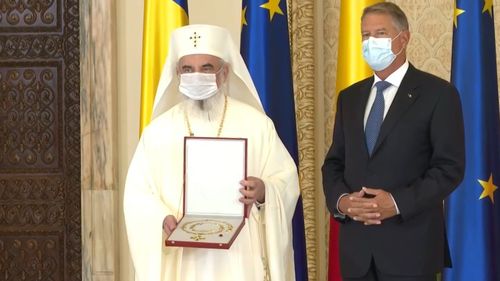 Iohannis l-a decorat pe patriarhul Daniel cu cea mai înaltă distincție a statului român. Este al treilea român decorat cu ”Steaua României” în grad de Colan