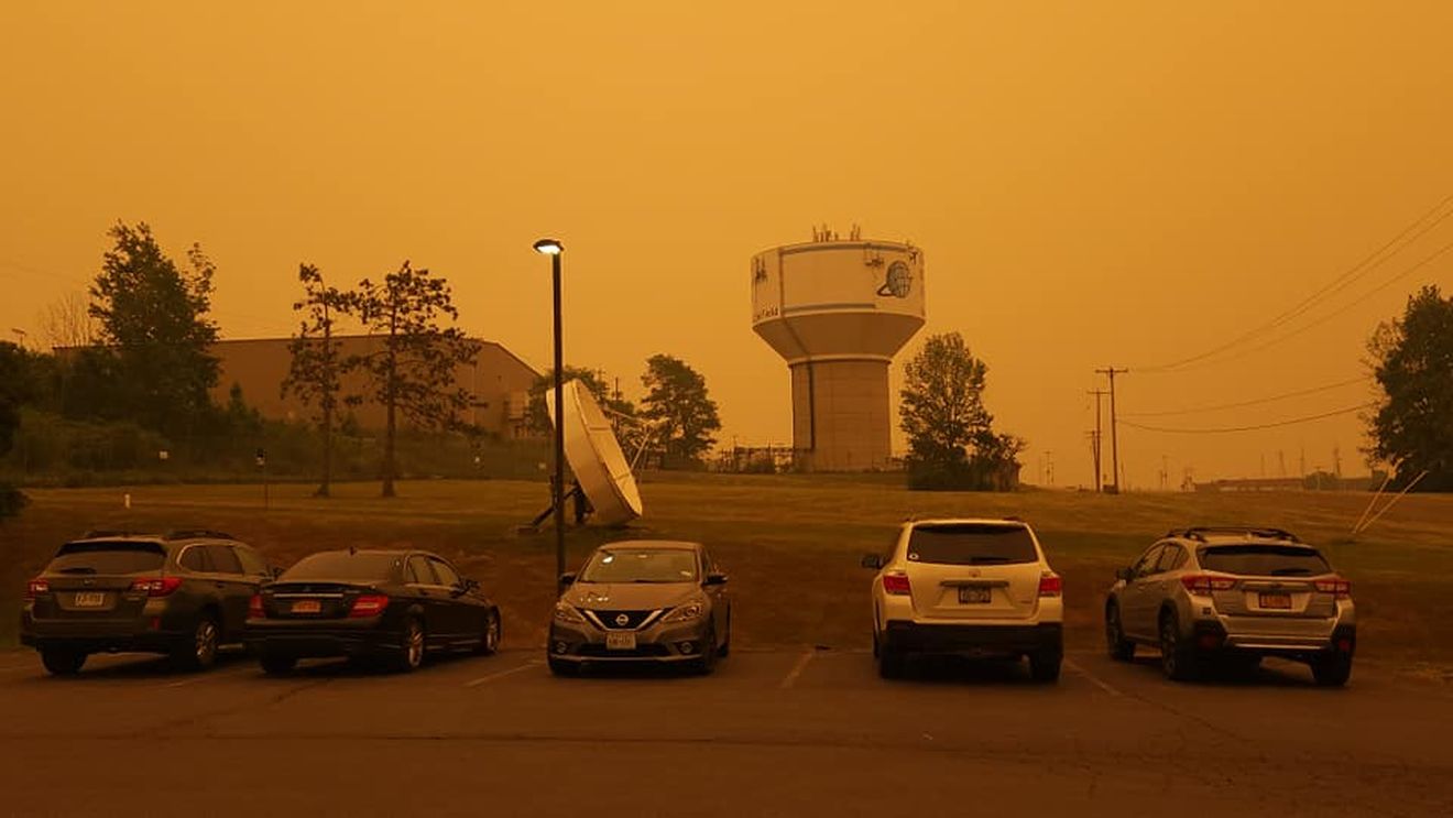 Mii de locuitori, nevoiţi să evacueze un oraş din Canada, din cauza unui incendiu de vegetaţie