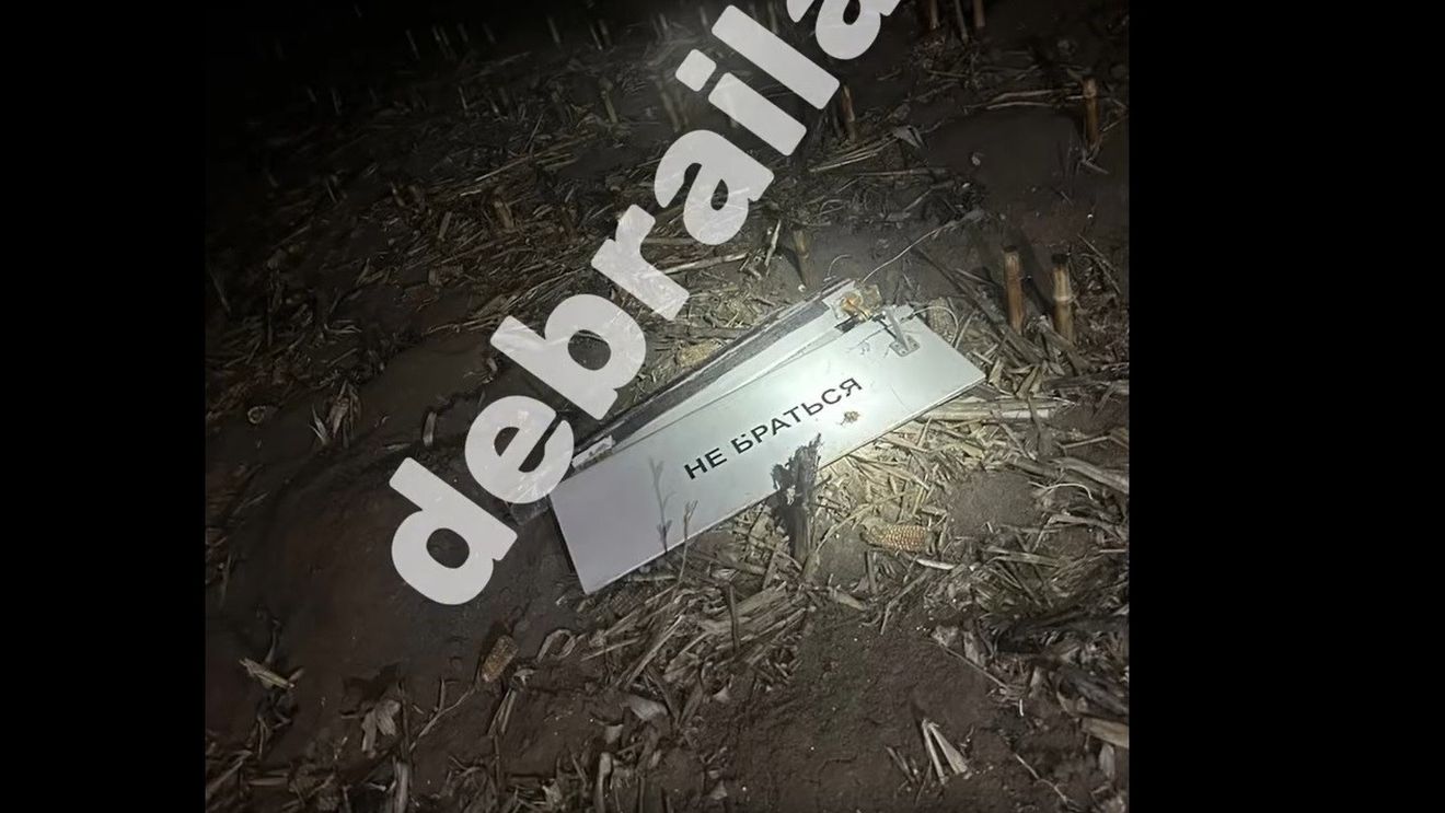 VIDEO Primele imagini cu resturile presupusei drone căzute lângă Brăila: fragmente cu inscripții în alfabet chirilic