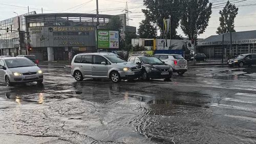 VIDEO Inundații și copaci puși la pământ de rafalele puternice de vânt în municipiul Iași/ Aproape toată țara a fost măturată de furtuni în mini-vacanța de Rusalii