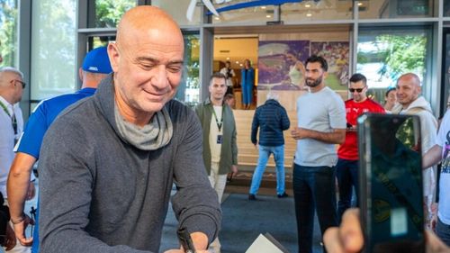 Steffi Graf şi Andre Agassi au semnat autografe la sosirea în Cluj-Napoca, pentru demonstrativul de la Sports Festival împotriva Simonei Halep şi a lui Andrei Pavel