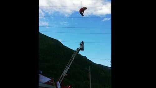 VIDEO Un parapantist a rămas blocat în cablurile de curent electric. A fost salvat de pompieri și salvamontiști