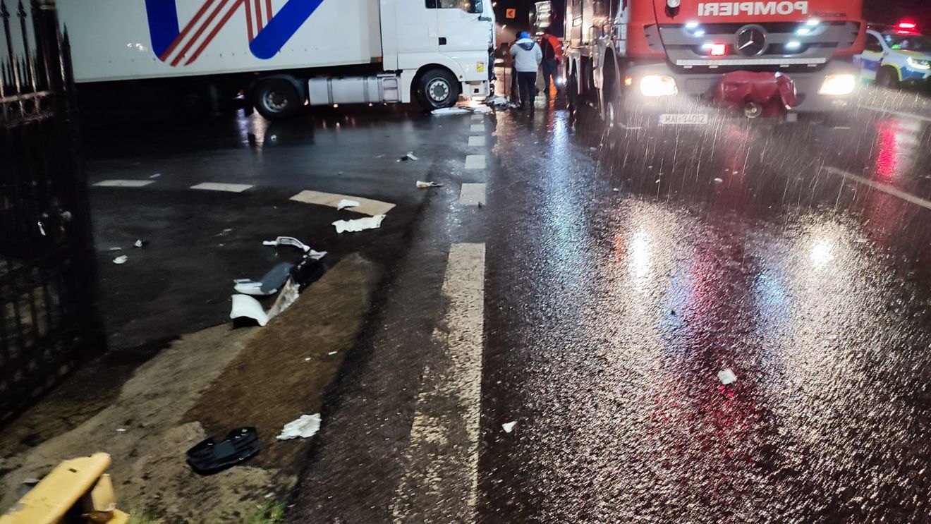 Vâlcea: Un autocar cu 16 pasageri a fost acroşat de un TIR în localitatea Călimănești/ Două persoane au avut nevoie de îngrijiri medicale