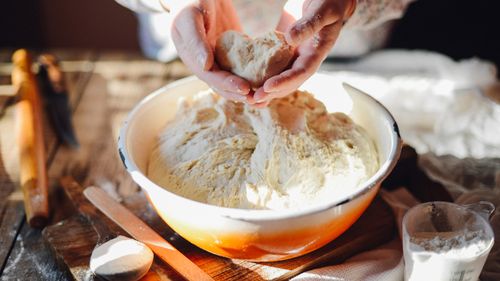 Rolul terapeutic al frământatului de pâine / Psihoterapeut: „Prin mișcările ritmice ale mâinilor se eliberează tensiunea și se deschide calea către introspecție” / Gătitul și frământatul pot ajuta în probleme de alimentație, ADHD, autism, depresie sau anxietate