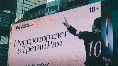Francesco Totti, vedetă a fotbalului italian, stârnește indignare cu planul de a participa la o gală în Moscova / Fostul jucător apare pe panourile publicitare din capitala rusă