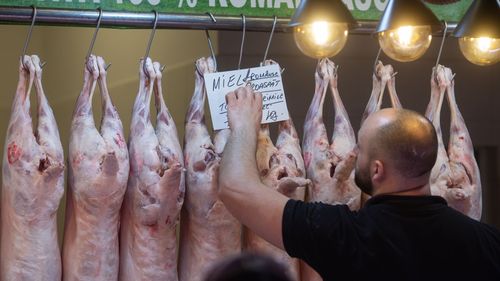 The government is once again interfering with the trade policies of private companies, issuing an ordinance to cap the profit margins on seven imported staple foods. Weak reaction from the business community