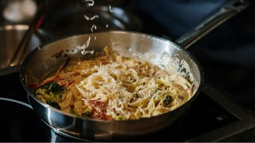 Konjac-ul, alternativa la paste, fără calorii și plin de nutrienți/ Conține fibre solubile pentru că este obținut din tuberculul unei plante asiatice/ Rețetă de paste konjac cu legume sotate