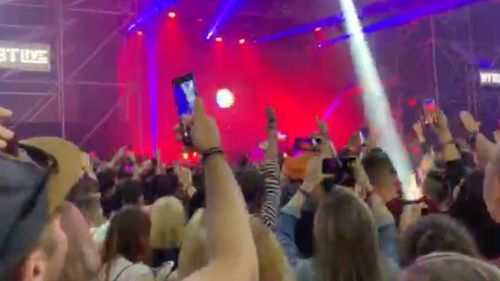VIDEO Maneaua ”Așa sunt zilele mele” a răsunat și pe una dintre scenele de la Electric Castle / DJ-ul a primit interdicție să mai mixeze vreodată la festivalul din Bonțida