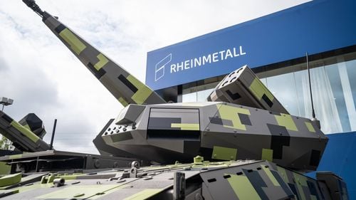 Ilie Bolojan s-a întâlnit pentru a doua oară în două săptămâni cu reprezentanți ai producătorului german de armament Rheinmetall / Compania va furniza armatei echipamente militare de ultimă generație finanțate prin programul SAFE