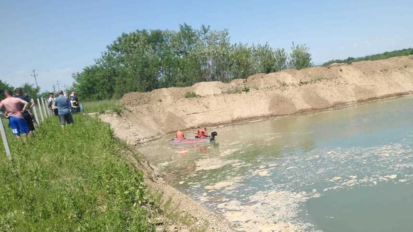 Doi frați au murit la scăldat într-o localitate din Vâlcea după ce au căzut în apele unei bălţi excavate, adâncă de patru metri