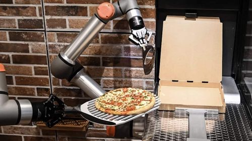 Restaurante deschise non-stop la Madrid și Paris, unde roboții prepară și servesc pizza/ Localurile funcționează fără niciun angajat uman