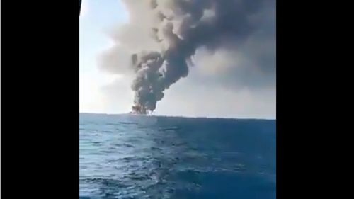 VIDEO Cea mai mare navă de război a Iranului, Kharg, s-a scufundat în Golful Oman, în urma unui incendiu / Echipajul a fost salvat