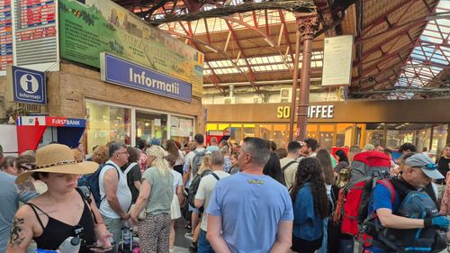 FOTO VIDEO Aglomerație în Gara de Nord București vineri dimineață / Sistemul de informații sosiri-plecări s-a defectat / O angajată anunță mersul trenurilor, călătorii încearcă să se informeze de pe ecranele din birouri