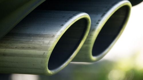 Un dispozitiv inovator ar putea transforma căldura din evacuarea mașinii în electricitate