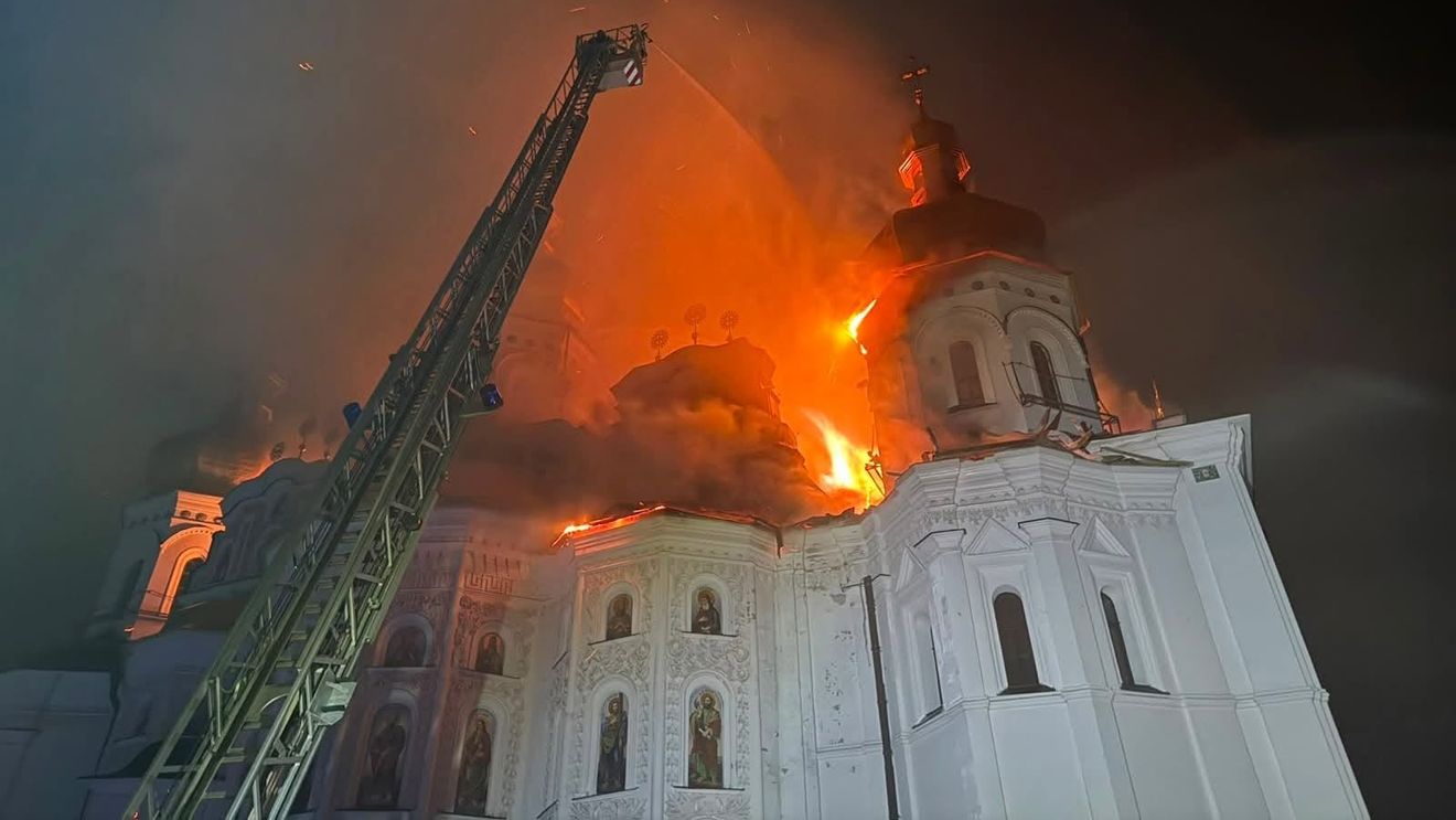 Catedrala Adormirii Maicii Domnului din Kiev, în flăcări după un atac rusesc / E una dintre cele mai vechi biserici din creștinismul răsăritean / Patriarhia Română deplânge atacul