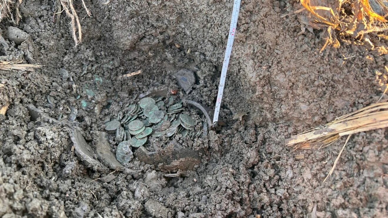 Tezaur cu 800 de monede romane, descoperit de doi detectorişti pe un teren agricol din Alba