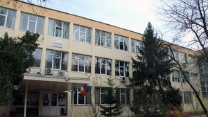 Peste 700 de elevi din București sunt încă în vacanță și încep anul școlar pe 19 septembrie, după ce Inspectoratul Școlar București a respins cererea Școlii Gimnaziale nr. 28, la care învață, de a face ore online