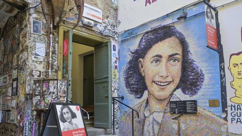 Un tur imersiv reconstituie viaţa Annei Frank la Amsterdam, cu ajutorul inteligenţei artificiale