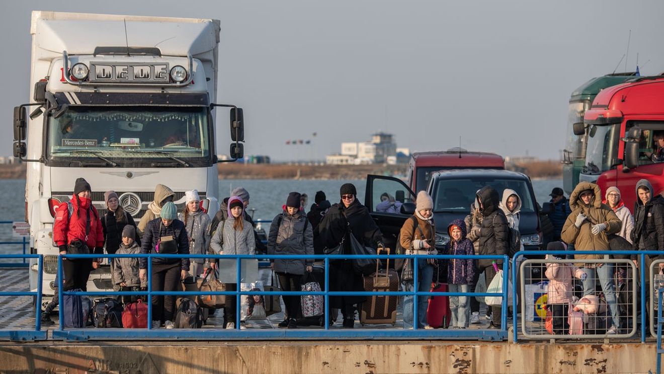 Transportul ajutoarelor pentru Ucraina la Isaccea e taxată de firma care operează bacul pentru că statul român nu a plătit nici un leu pentru cursele gratuite făcute timp de două luni