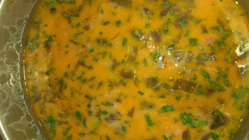 Rețetele bunicii: Ciorbă cu leurdă, lobodă și leuștean, de înnebunit vecinii