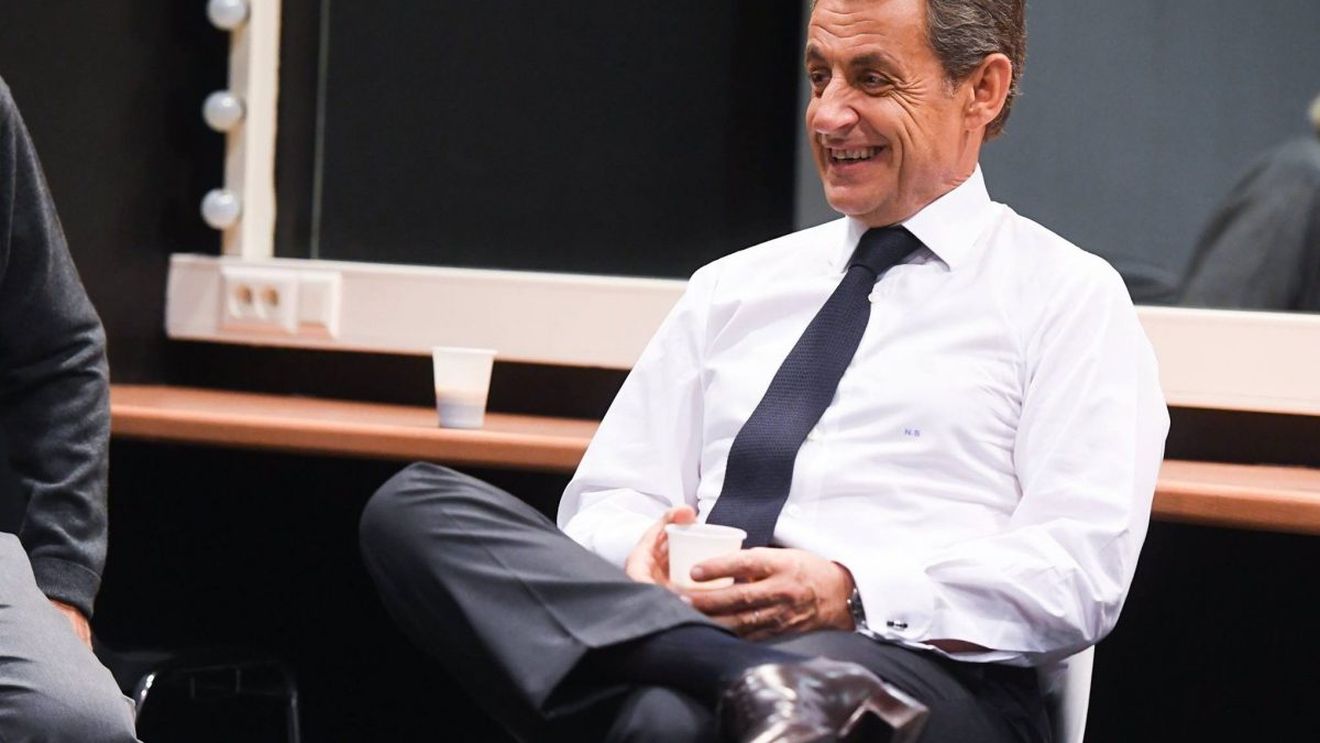 Sarkozy este însoţit în închisoarea de către doi agenţi de securitate / Aceștia sunt instalaţi într-o celulă vecină