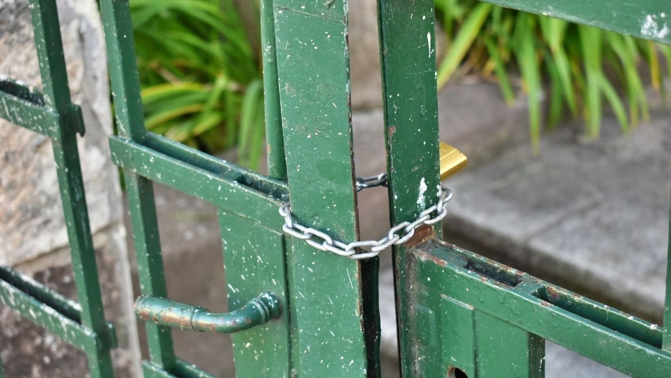 Zeci de structuri şcolare închise şi clase desfiinţate în județul Buzău, din cauza abandonului şcolar, transferurilor în străinătate şi exmatriculărilor