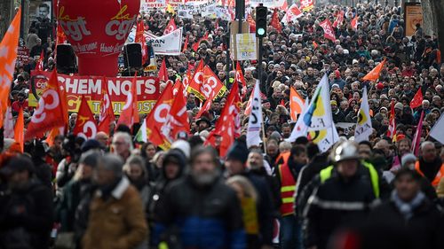 Peste 260 de manifestaţii sindicale în Franţa de un 1 Mai ”festiv şi combativ”, dar fără o unitate largă/ Manifestaţii ”împotriva trumpizării lumii şi internaţionalei reacţionare care se dezvoltă peste tot” la Paris
