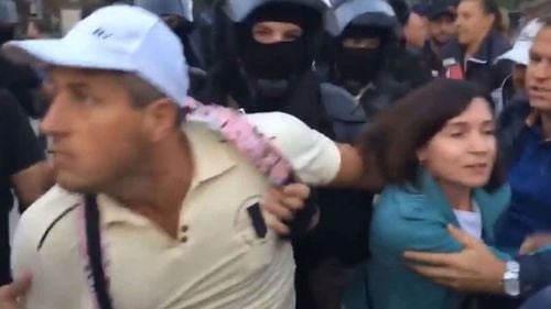 VIDEO. Maia Sandu și Andrei Năstase, alungați cu forța din fața monumentului Ștefan cel Mare din Chișinău