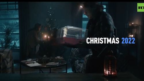 VIDEO Televiziunea Russia Today foloseşte Crăciunul ca obiect de propagandă împotriva Uniunii Europene / Un video arată că europenii au petrecut 2021 în abundenţă, 2022 în beznă, iar în 2023 îşi mănâncă animalele de companie