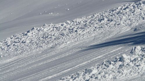 Salvamont: O avalanşă de placă s-a declanşat în Munţii Bucegi, din Padina Crucii până spre poteca turistică / Riscul de producere a avalanşelor în masiv este crescut