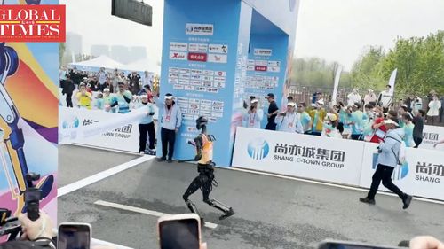 VIDEO Peste douăzeci de roboți umanoizi s-au alăturat miilor de alergători la un semimaraton din Beijing