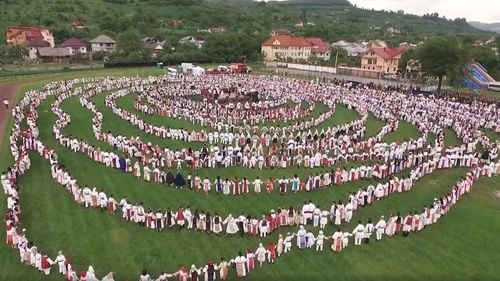 De ce face George Simion „nuntă cu poporul”, ca liderul Mișcării Legionare? Politologi: „Copiază nunta lui Corneliu Zelea Codreanu” / „Puternice rădăcini în comportamentul legionar” / „Nu mireasa contează, ci uniunea conducătorului cu poporul său”