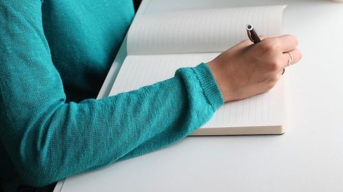 Femeie de 45 de ani, prinsă copiind la Bacalaureat / ”Vorbea pur şi simplu în timpul examenului la pixul-telefon”