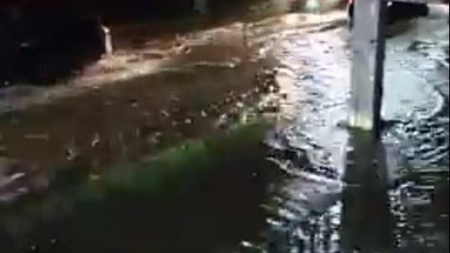 Prahova: Inundații la Sinaia și Bănăști / În Bușteni, rețeaua de canalizare a oraşului nu mai face față debitului mare de apă acumulat