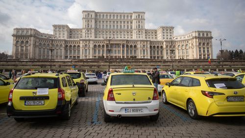 Taximetriștii protestează miercuri în Piața Victoriei și Piața Constituției din București. Ei cer limitarea numărului de mașini și în cazul aplicațiilor alternative