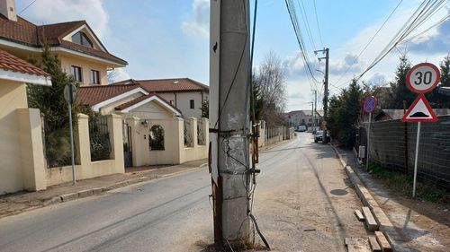Primăria București a început să demonteze stâlpii de iluminat vechi. Capitala e plină de stîlpi aproape putreziți