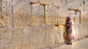 Parlamentul israelian vrea să întărească autoritatea rabinilor ultraortodocşi asupra Zidului Plângerii, permiţându-le acestora să interzică orice formă de rugăciune mixtă, între bărbaţi şi femei, în acest loc sfânt