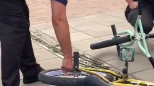 VIDEO Doi polițiști din iași dezumflă roțile de la bicicletele a doi tineri/ Reacția Poliției din Iași despre acțiunea celor doi