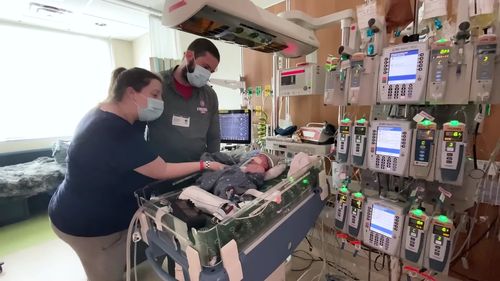 Fetiţă de 3 ani şi 7 luni, înfiată, salvată de mama adoptivă care i-a donat o parte din ficatul ei / Medicul Vlad Braşoveanu: S-au făcut şase transplanturi hepacide de la începutul anului