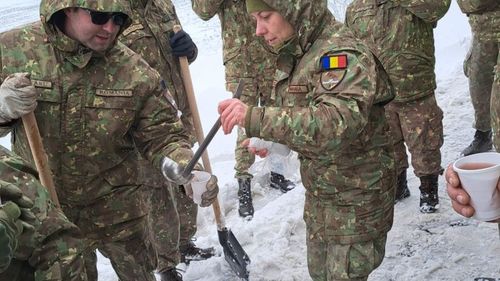 Militarii Diviziei 2 Infanterie „Getica”, la deszăpezire între localitățile Buzău și Râmnicu Sărat: Militarii vor fi prezenți atât timp cât situația o impune