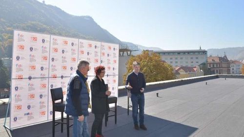 Primarul George Scripcaru, conferință de presă pe acoperișul teatrului pentru a prezenta festivalul în care a fost schimbat numele spectacolului „Scripcarul pe acoperiș”